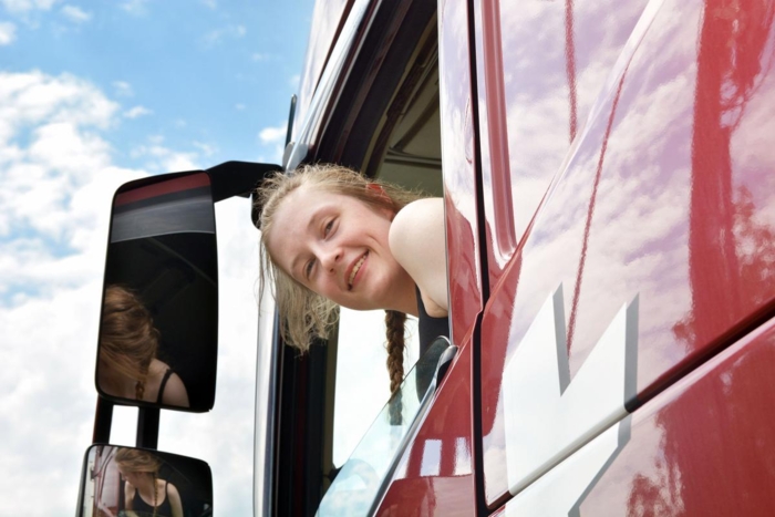 22-åringen håper på å kjøre nedover Europa en gang i fremtiden. – Langtransport er drømmen, jeg vil kjøre så langt som mulig, sier hun. Foto: Lars Thorvaldsen