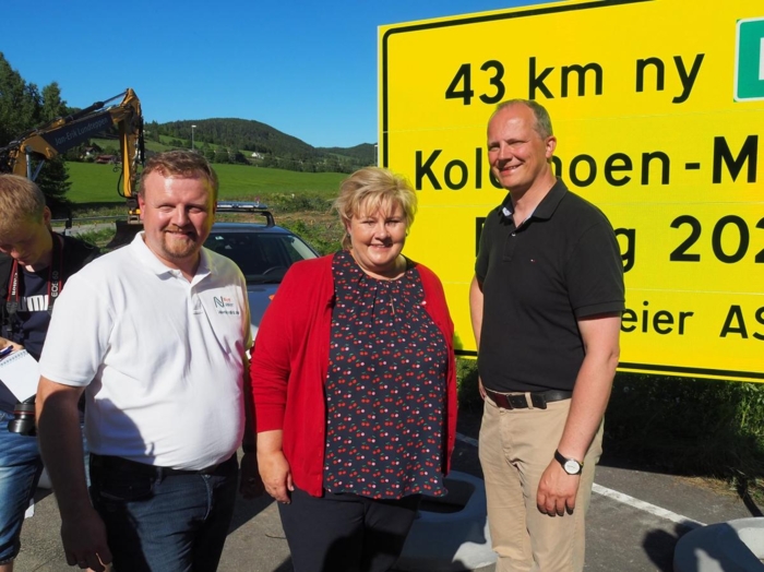 Drøye tre år etter at dette bildet ble tatt, er de 43 kilometrene fra Kolomoen til Moelv ferdig.  Fra høyre: Daværende samferdselsminister Ketil Solvik-Olsen, Erna Solberg og prosjektdirektør Øyvind Moshagen fra Nye Veier AS. Foto: Guttorm Tysnes