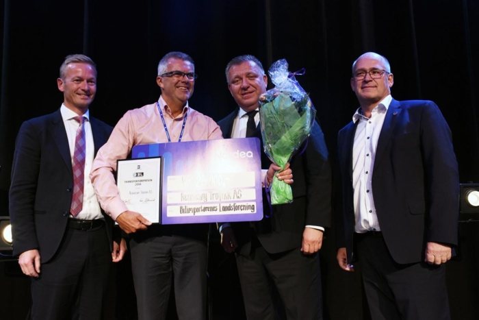 Her tar daglig leder Egil Torgersen imot transportørprisen under NLFs landsmøte forrige helg. Fra venstre: Leder i Transport- og kommunikasjonskomiteen Helge Orten (H), Egil Torgersen, NLF-direktør Geir A. Mo og representant for Bilimportørenes landsforening, John Lauvstad i Scania. Foto: Stein Inge Stølen