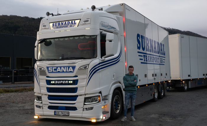 STORT SELSKAP: Steffen har en solid arbeidsgiver i Gulla Transport AS, som har røtter tilbake til 1979. Selskapet har ni lastebiler i drift for Surnadal Transport, en av Midt-Norges største private transportører. Foto: Jan Egil Sandstad