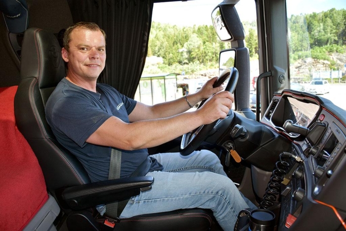 Thomas synes synd på de utenlandske sjåførene som bor i bilen i månedsvis, og som gjerne kjører to på en bil uten noe privatliv. Foto: Stein Inge Stølen