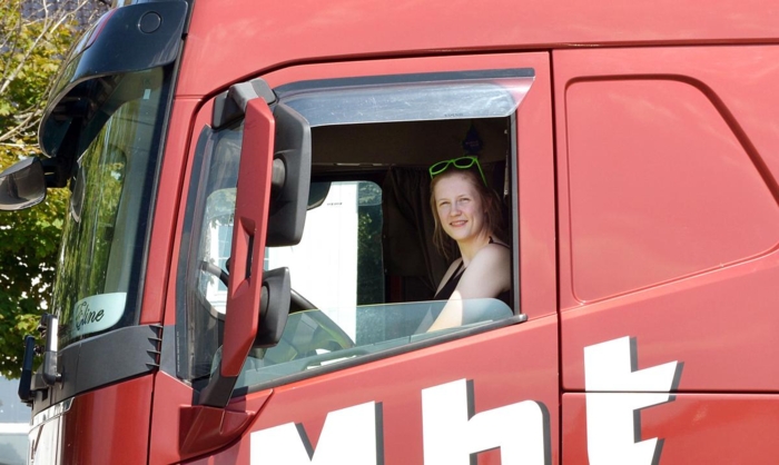 Eline setter pris på de mange forskjellige opplevelsene hun har bak rattet på sin Volvo FH. Foto: Lars Thorvaldsen