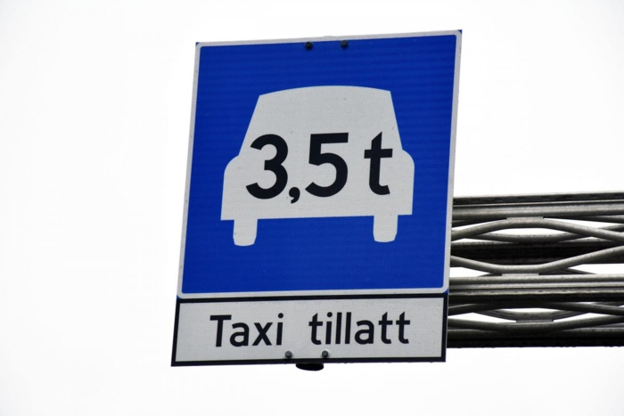 Her skulle det ifølge en pressemelding fra Vegdirektoratet egentlig stått «Tungtrafikk». Men denne teksten har ikke blitt med da skiltene ble utformet. Foto: Stein Inge Stølen