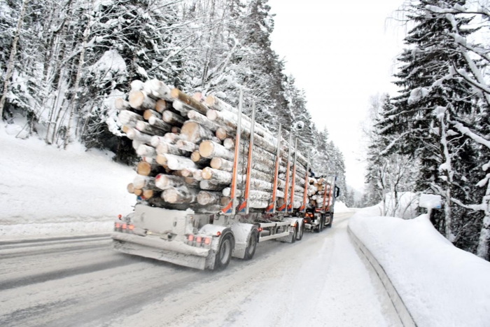 Nedover Bagnskleiva dytter 60 tonn rimelig godt på. Det er likevel ingen utfordring for de erfarne sjåførene i Valdrestømmer. Foto: Stein Inge Stølen