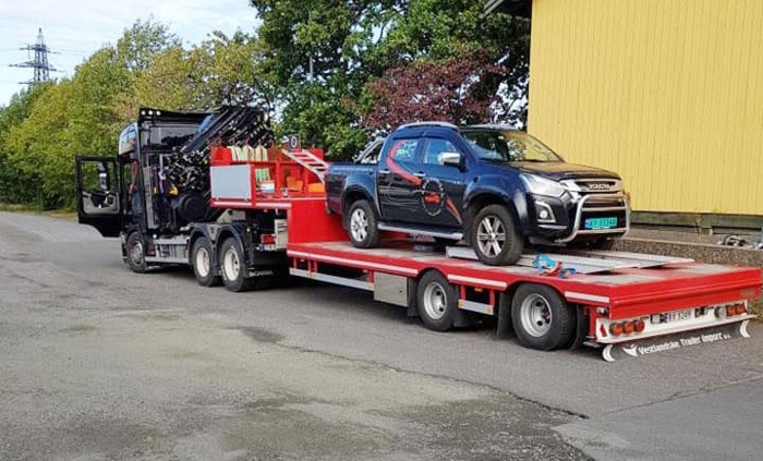 Ved å sette igjen kranbilene på oppdragsstedet og kjøre varebil til og fra byggeplassen, sparer de miljøet samtidig som ulykkesrisikoen og sjåførens belastning reduseres. Foto: Kristiansen Kran & Transport AS