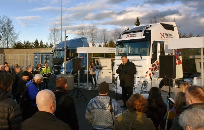Nullutslipp kan oppnås på mange måter. Her taler NLF-direktøren ved åpningen av en fyllestasjon for flytende biogass i desember. Foto: Stein Inge Stølen