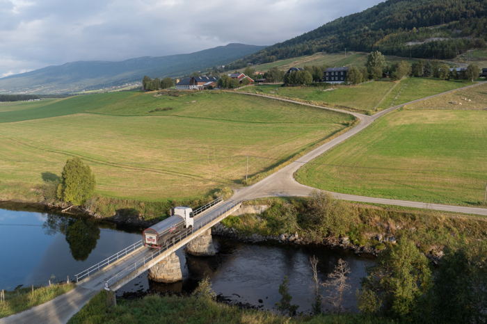 Tinebilen krysser idylliske Gudbrandsdalslågen på vei mot neste gård. Foto: Jan Egil Sandstad