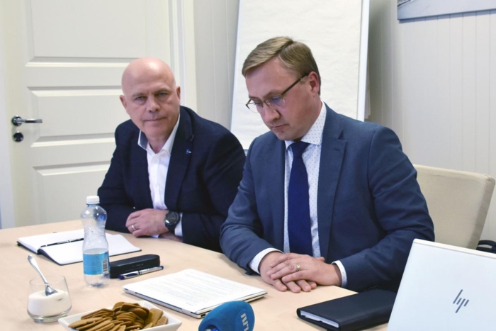 Vladas Stoncius Senior, her sammen med Tomas Stonys (til høyre) tok ut 10 millioner kroner i utbytte fra Vlantana Norge i 2017, til tross for dårlig økonomi i bedriften. Likevel la de ikke om lønnssystemet, som de nå hevder inneholdt feil som førte til økonomisk tap for selskapet. Foto: Stein Inge Stølen