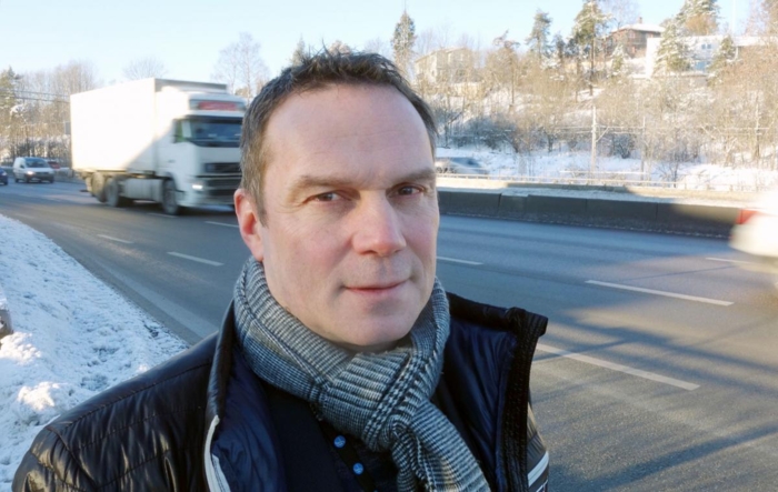 Vidar Brustad jobber til daglig med skadetakst på tunge kjøretøy. Han har sett en sterk økning i antall skader, men også i kostandene ved hver enkelte reparasjon den siste tiden. Foto: If