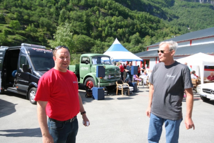 Jan Turlid (t.v.) i prat med ein av dei besøkjande.