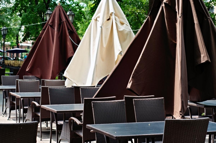 Selv om restauranter og kafeer ofte har store mat- og drikkelagre, vil bare de færreste kunne holde det gående lenger enn fire dager. Illustrasjonsfoto: Colourbox