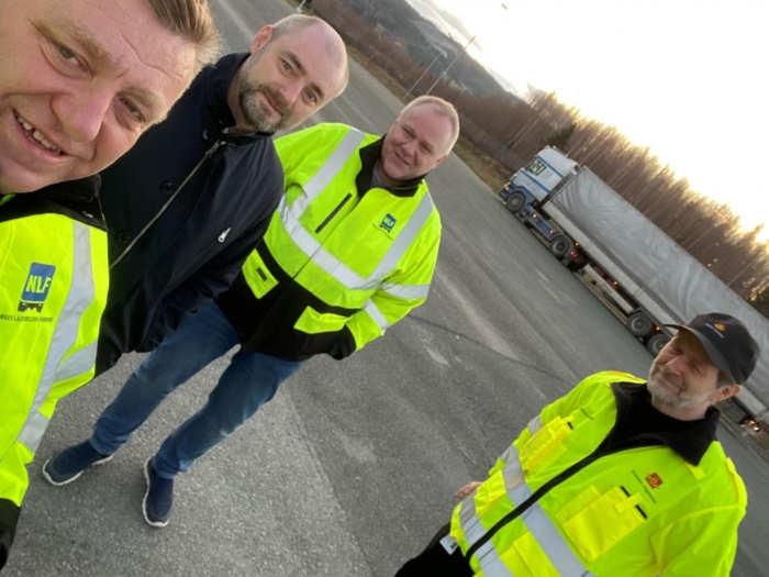 Administrerende direktør Geir A. Mo i NLF, administrerende direktør Robert Eriksson i Sjømatbedriftene, regionsjef Trøndelag Roar Melum i NLF og fagleder Jan Ivar Moen i Statens vegvesen jubler over at bransjestandarden er signert. Her fra Statens vegvesens kontrollstasjon på E6 Malvik i Trøndelag. Foto: NLF