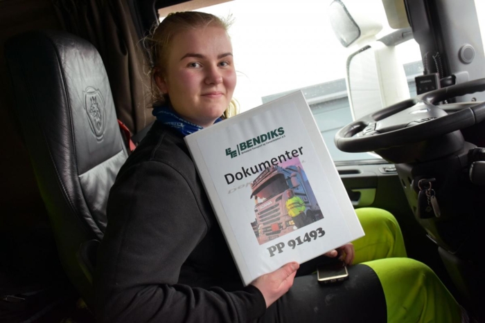 Nylig ble Elen Nyhaven stoppet i kontroll. Da viste hun bare frem denne permen, og så var alt i orden. Som det skal være i en Fair Transport-bedrift. Foto: Stein Inge Stølen