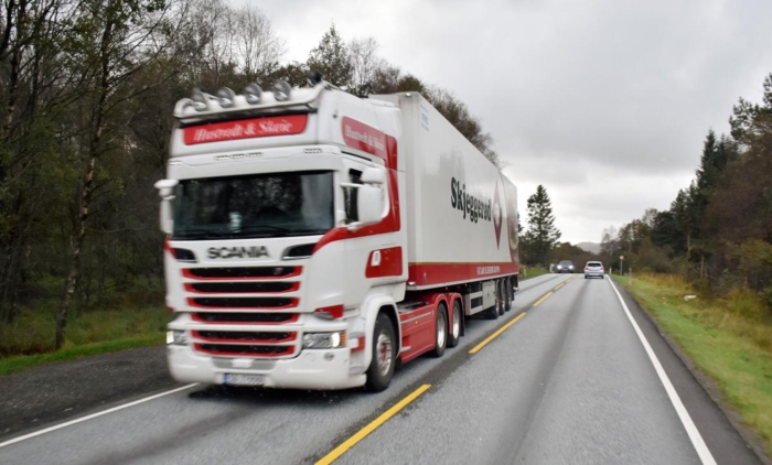 Bilene er lett gjenkjennelige langs vegen med sin flotte hvite og røde dekor. Foto: Stein Inge Stølen