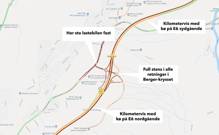 Den brune fargen indikerer trafikk som står mer eller mindre stille. Både sørgående og nordgående løp på E6 ble rammet av stansen, som skjedde på en stikkveg like etter avkjørselen. Illustrasjon: Google Traffic