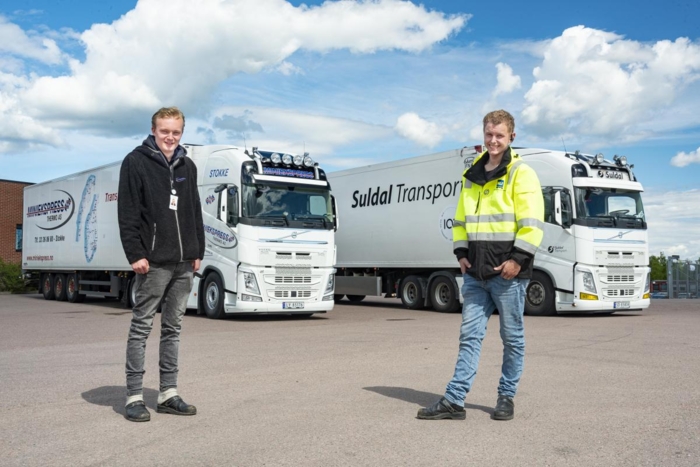 FREMTIDEN: Fra venstre, Robin Melvoll Andresen (23) Ole Andreas Løland (20) er stolt av faget sitt. Nor-log Gruppen sier de er helt avhengig av unge sjåfører, og jobber aktivt for rekruttering. Nor-log Gruppen er opptatt av riktig opplæring, og flinke sjåfører premieres. Foto: Jamieson Pothecary