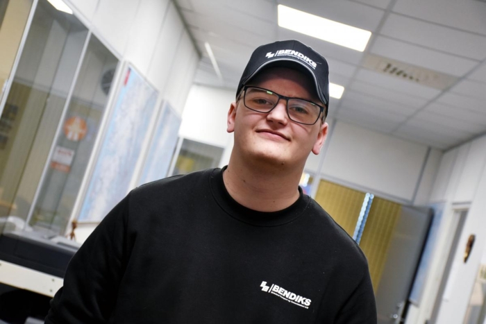 Vegard Falck Grønland er hos Bendiks Transport på utplassering. Han gleder seg til å sette seg bak rattet så fort lappen er i boks. Foto: Stein Inge Stølen