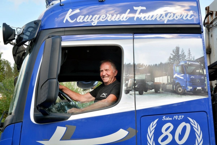 Torolf kjører fremdeles i en alder av 80 år. – Men nå er jeg kun ansatt. Bare moro – ikke noe ansvar. Foto: Lars Thorvaldsen