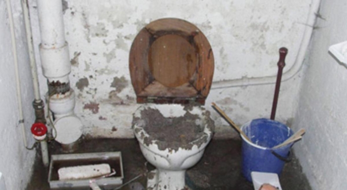 Å helle avrettingsmasse ned i do er en særdeles dårlig idé. Med mindre målet er skape en sementlignende propp. Foto: Bærum Septik & Transportforretning