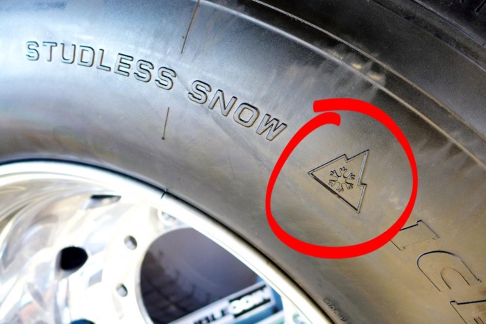 Samferdselsdepartementet sendte raskt ut en bestilling til Vegdirektoratet på strengere regler etter at NLF sendte brev i midten av januar. Fra neste vinter kan 3PMSF-merkede dekk bli minstekravet. Foto: NLF-arkiv