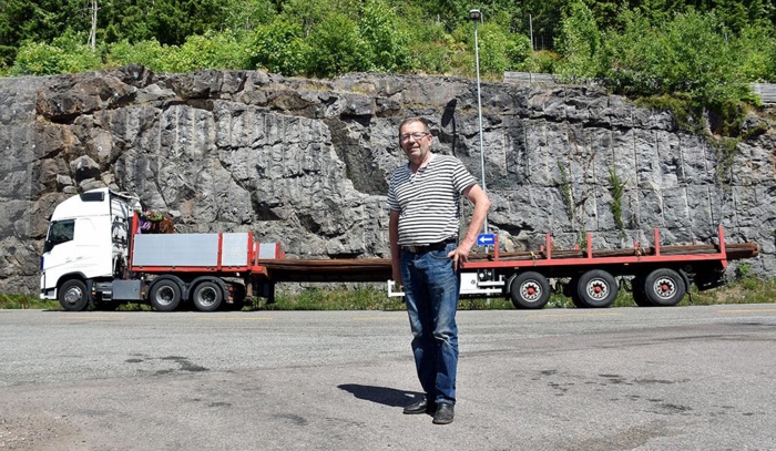Tor Bjørvik driver bedriften Trekkerservice AS og kjører fast transport for Smith Stål. Foto: Stein Inge Stølen