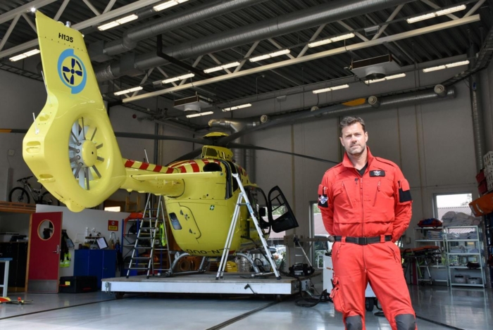 Basesjefspilot Bent Næss har selv opplevd å bli utsatt for GPS-jamming flere ganger. Ved en anledning klarte man å spore signalet til en jammer montert i en parkert lastebil. Foto: Stein Inge Stølen