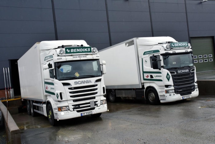 Lærlingene får kjøre «skikkelig» bil med V8-motor. Det demper ikke akkurat entusiasmen. Foto: Stein Inge Stølen