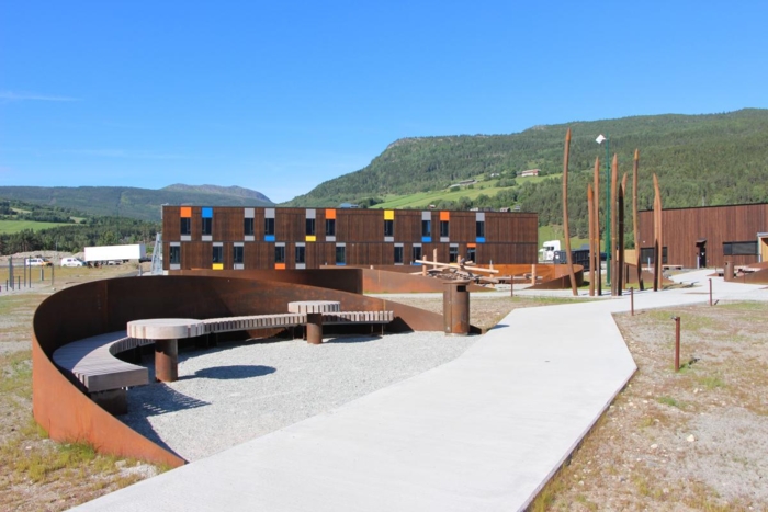 Rasteplassen, som ligger mellom bygningene med vidt utsyn til dalen, åsene og fjellene, er bygd opp som en maurtue. Slik som maurtua har ganger og kamre, har rasteplassen gangstier og rom. Foto: Statens vegvesen