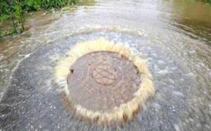 Også utendørs kan kloakken skape problemer. Her skaper blokkerte septikrør oversvømmelse midt ute på gata. Foto: Bærum Septik & Transportforretning