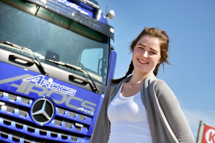 Lærling: Tiril Thengs går yrkessjåførlinja på Hønefoss VGS. Opplæringskontoret eller sotin.no svarer gjerne på spørsmål og hjelper de som vurderer lastebilyrket. Utdanningen er gratis og det er stor etterspørsel etter sjåfører. Foto: Stein Inge Stølen