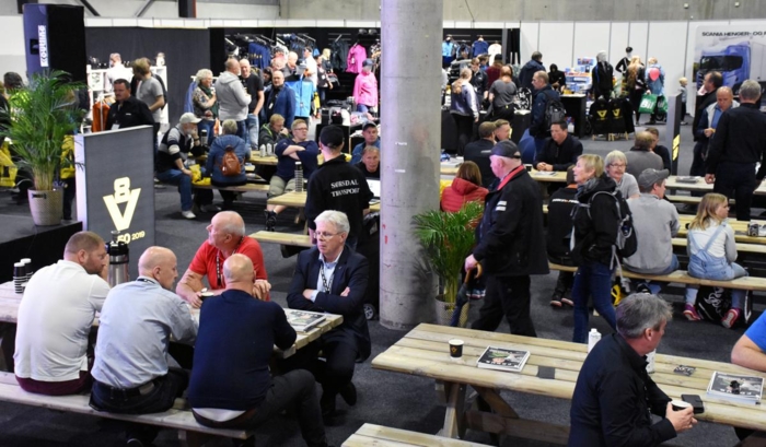 Scania-folket kunne kose seg med både en rikholdig lastebilutstilling og en stor butikk med Scania-snadder. Foto: Stein Inge Stølen