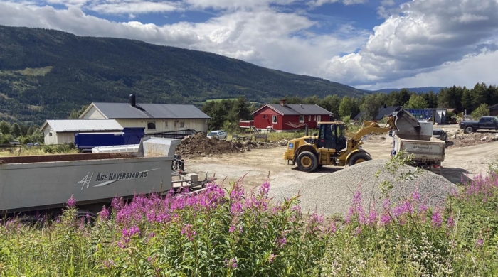 Åge Haverstad AS skifter mange hundre meter med vann- og avløpsrør i et boligfelt i Ringebu kommune, og har tatt den gamle lekeplassen i bruk som anleggsområde. Foto: Helen Karlsen