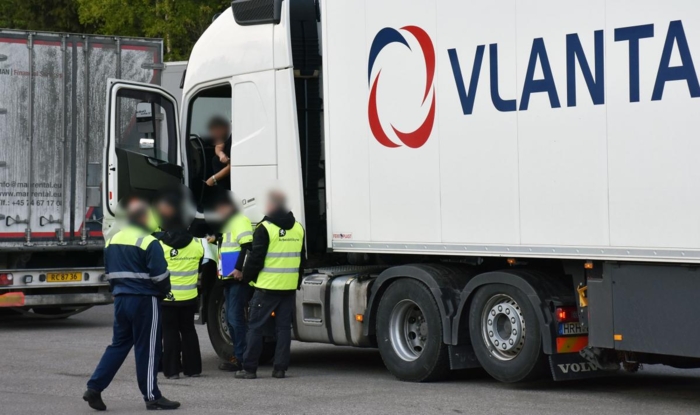 Krimseksjonen etablerte en arbeidsgruppe basert på ressurspersoner i Statens vegvesen, Arbeidstilsynet og Skatteetaten. Disse gikk til aksjon mot Vlantana Norge våren 2019. (Bildet er tatt i sammenheng med en storkontroll på Taraldrud i mai 2019.) Foto: Stein Inge Stølen