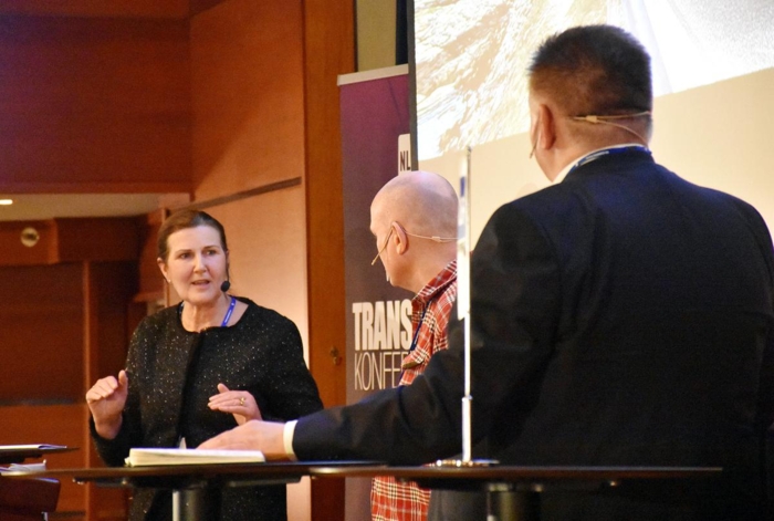 Vegdirektør Ingrid Dahl Hovland sammen med NLF-direktør Geir A. Mo og konferansier Jan Erik Larssen under NLFs transportkonferanse. Foto: Stein Inge Stølen