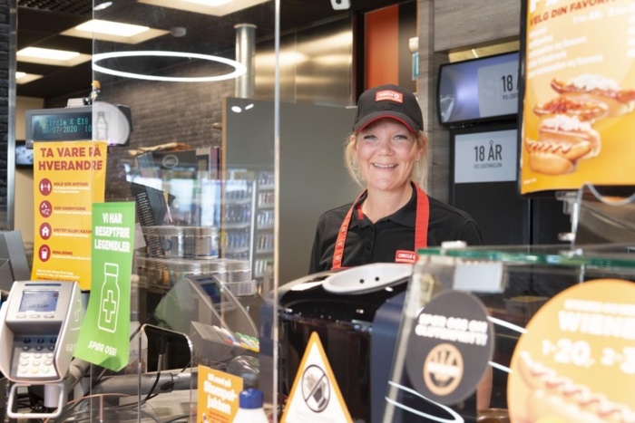 ALLTID BLID: – Vi legger ekstra vekt på kundeservice for å skape en god atmosfære, sier Rebekka. Foto: Jamieson Pothecary