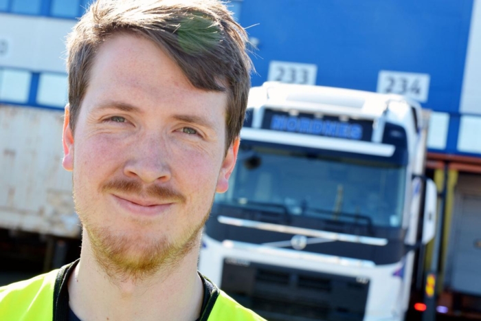 Bjørn Christopher Nordnes begynte ikke å kjøre lastebil før han ble 26 år gammel. Foto: Lars Thorvaldsen
