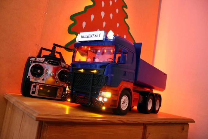 Denne Scania-tippbilen i skala 1:14 har alle funksjoner en finner på en fullskala lastebil. Den har Hein bygget og lakkert selv. Foto: Stein Inge Stølen