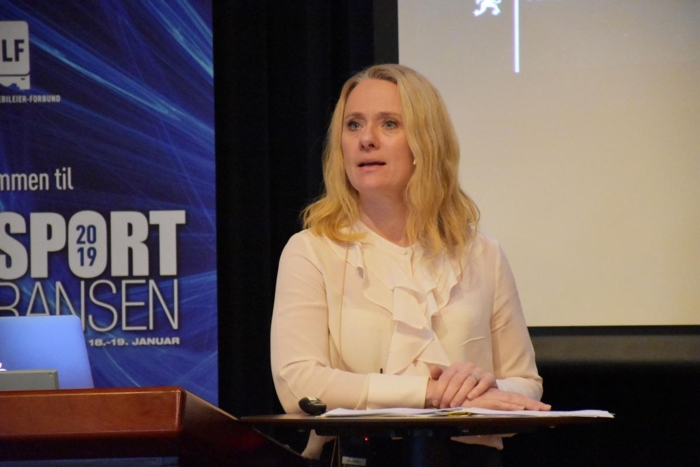 Anniken Hauglie vil gi Statens vegvesens kontrollører myndighet til ikke bare å sjekke kjøre- og hviletid, men også lønns- og arbeidsvilkår. Her fra NLFs transportkonferanse tidligere i år. Foto: Stein Inge Stølen