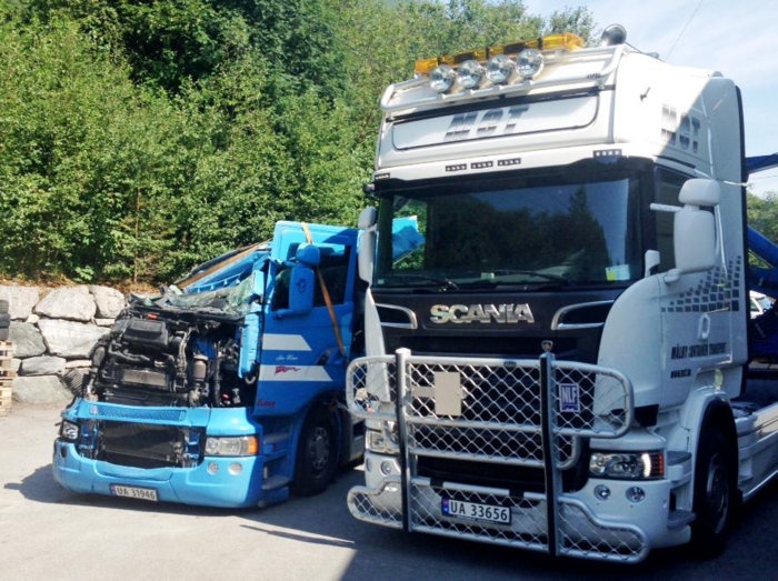 LIKE: Ulykkesbilen til venstre. En maken til høyre.