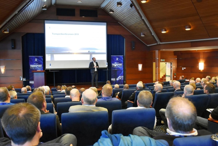 Samferdselsminister Jon Georg Dale sendte ballen raskt over til Vegdirektoratet etter NLFs henvendelse forrige uke. Her fra statsrådens innlegg under transportkonferansen. Foto: Stein Inge Stølen
