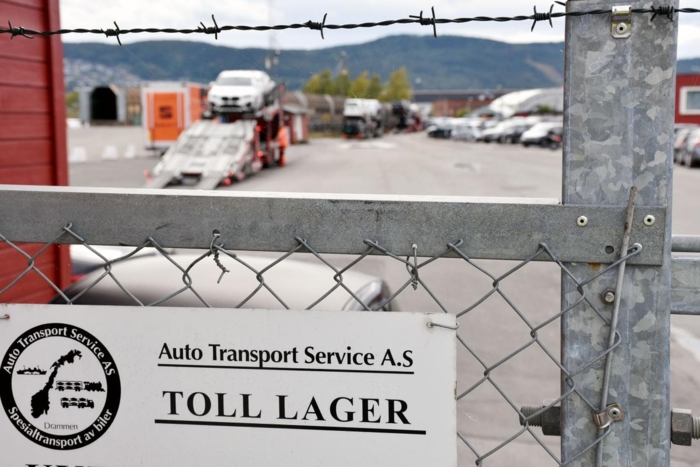 De tsjekkiske biltransportene lastes klare for kabotasjekjøring inne på det avsperrede tollområdet til Auto Transport Service AS ved Drammen havn. Foto: Stein Inge Stølen
