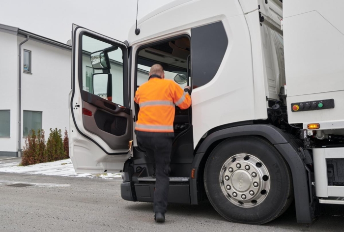 Scania L-serien med ett stigtrinn har i tillegg kneeling foran. Da er innsteget ekstra bekvemt. Foto: Scania