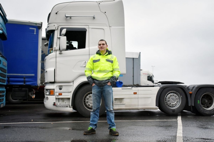 – Det virker ikke som det er ulovlig å ta ukehvilen i bilen i dette landet, sier estiske Alari Alumets. Foto: Stein Inge Stølen