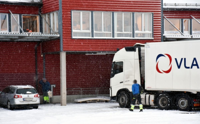 Her parkerer en litauisk Vlantana-bil utenfor det norske hovedkontoret. Sjåførene ansatt i det utenlandske selskapet benytter det norske selskapets dusj og toaletter, mens bilene står parkert på en grusplass hundre meter unna. Foto: Stein Inge Stølen