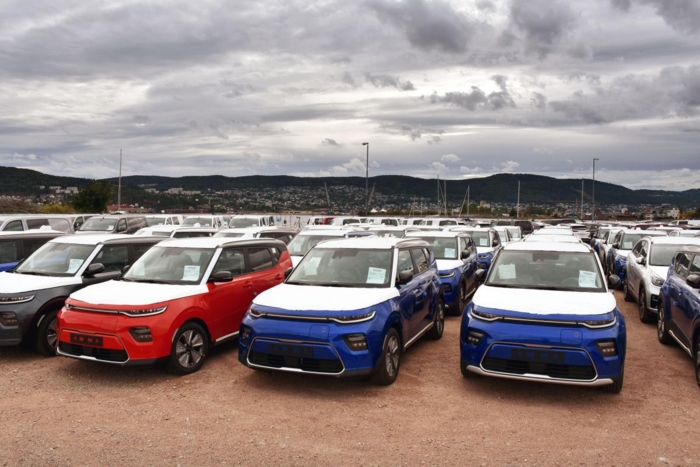 Den tsjekkiske transportøren frakter Kia-personbiler fra Wallhamn i Sverige til ATS i Drammen. Deretter kjører de kabotasje for ATS videre rundt i Norge. Foto: Stein Inge Stølen