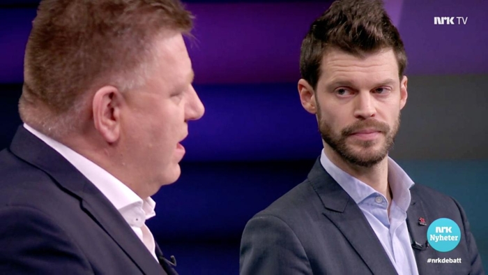 Partileder Bjørnar Moxnes i Rødt ønsker å forby kabotasje. Han lyttet nøye når NLF-direktør Geir A. Mo understreket viktigheten av å ansvarliggjøre transportkjøperne. Foto: Skjermdump, NRK.no