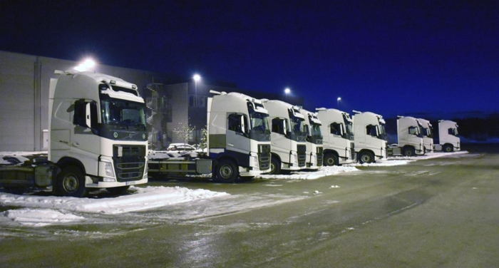 Ved Vlantana Norges biloppstillingsplass står det etterlatt ni lastebiler som tilhører leasingselskapene Danske Bank Trondheim og Volvo Finans. Resten er enten beslaglagt av politiet, eller flyttet til Litauen av Vlantana UAB. Foto: Stein Inge Stølen