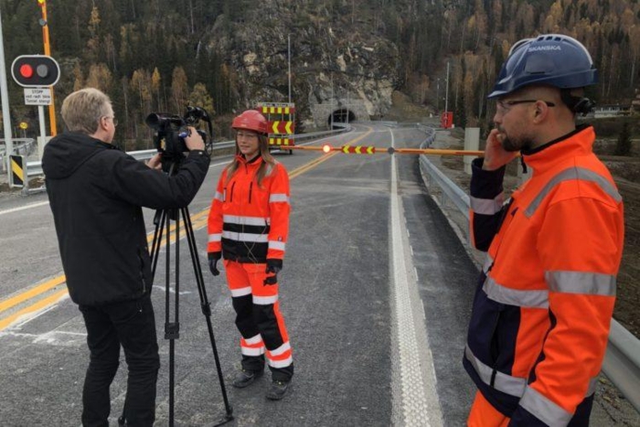 Her åpnes den nye vegstrekningen på E16, med Bagnskleivtunnelen i bakgrunnen. Foto: Statens vegvesen