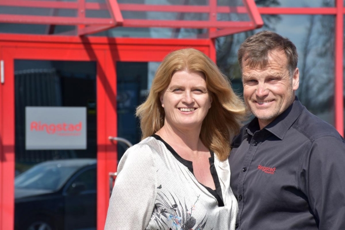 Ekteparet Ingrid og Terje Ringstad har funnet en god balanse mellom yrkeslivet og det private. Samtidig er Ringstad Transport på mange måter en stor familie. Foto: Stein Inge Stølen