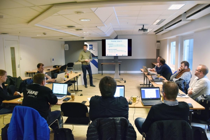 Aksdal holder jevnlige kurs hvor han hjelper NLF-bedrifter å bli bedre på transportkalkulasjon. Foto: Stein Inge Stølen